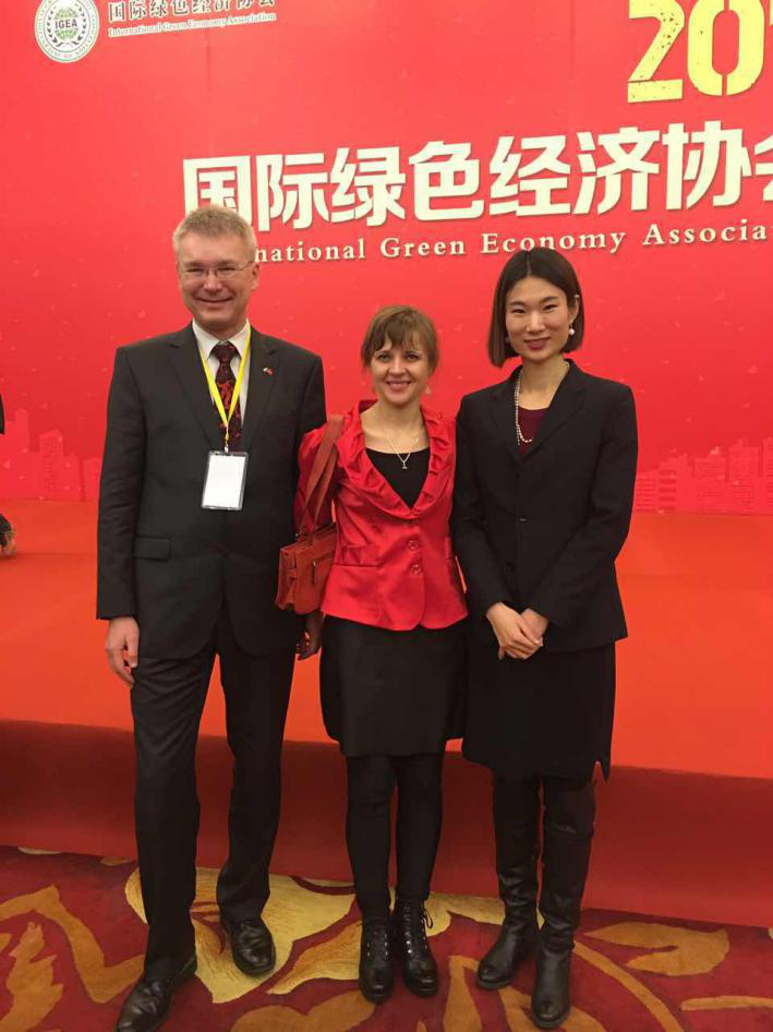  捷斯中合作協(xié)會監(jiān)事會員Rudolf Zachoval（左一）、Sarka Zhang（左二）與 仟億達(dá)劉總（右一）合影