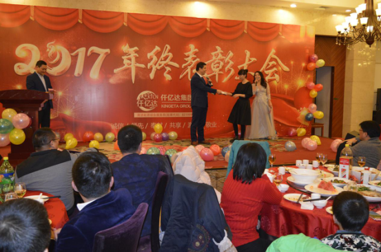 董事長(zhǎng)鄭兩斌先生抽取、頒發(fā)終級(jí)幸運(yùn)獎(jiǎng)